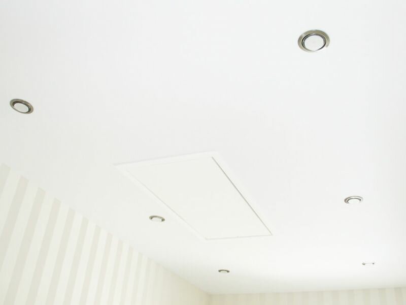 Белый матовый натяжной потолок со встроенными светильниками