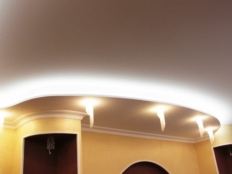 Сиреневый натяжной потолок Clipso с подсветкой в спальне