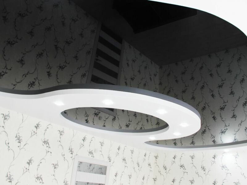 Черно-белый двухуровневый натяжной потолок в гостинной