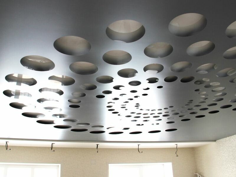 Серый сатиновый резной потолок в кухню/столовую