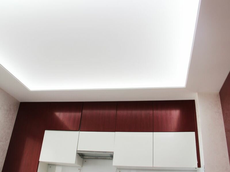 Светопрозрачный натяжной потолок на кухню с холодной подсветкой