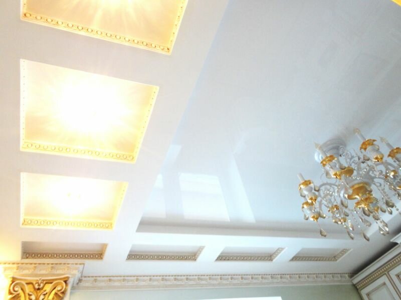 Глянцевый натяжной потолок с гипсокартоном в гостиной