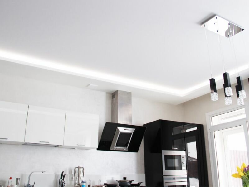 Натяжной потолок на кухне с коробом и подсветкой по периметру