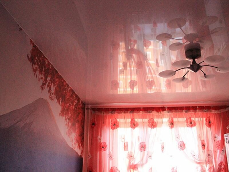 Розовый глянцевый натяжной потолок на кухню