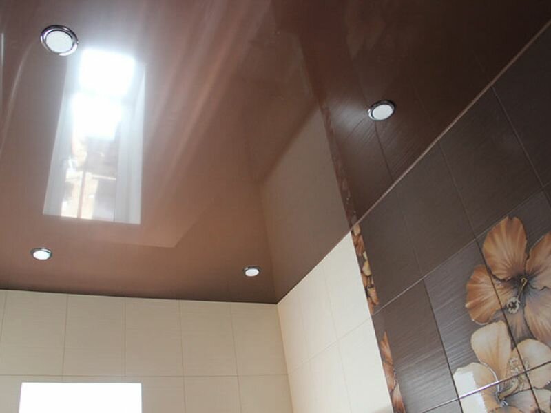 Коричневый глянцевый потолок в ванную комнату